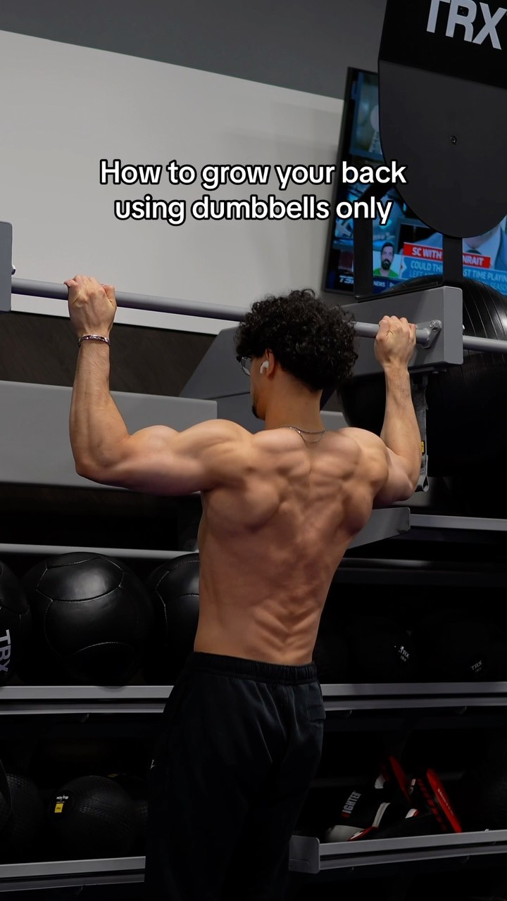 How to grow a bigger back using dumbbells only 🦾 Follow me for more fitness tip